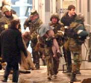 Moskau, Oktober 2002: Bei einem Befreiungsversuch mit Hilfe so genannter ''nicht tödlicher Waffen'' sterben  41 Geiselnehmer und 129 Geiseln